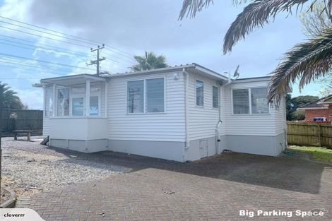 Photo of property in 37 Royal Road, Massey, Auckland, 0614