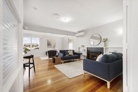 Photo of property in 61 Salford Street, Newlands, Wellington, 6037