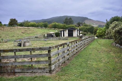 Photo of property in 283 North Manakau Road, Manakau, 5573