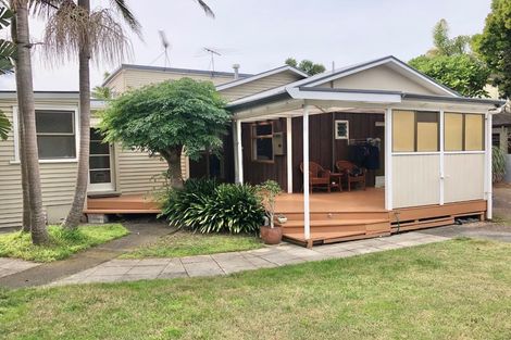 Photo of property in 38 The Esplanade, Eastern Beach, Auckland, 2012