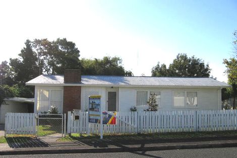 Photo of property in 1 Dolan Place, New Lynn, Auckland, 0600