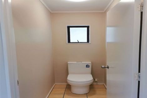 Photo of property in 2/13 Helicon Place, Totara Vale, Auckland, 0629
