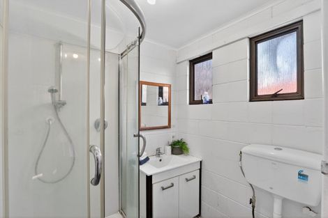 Photo of property in 1/5 Woodall Place, Totara Vale, Auckland, 0627