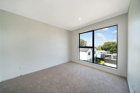 Photo of property in 4/107 Hobsonville Road, West Harbour, Auckland, 0618