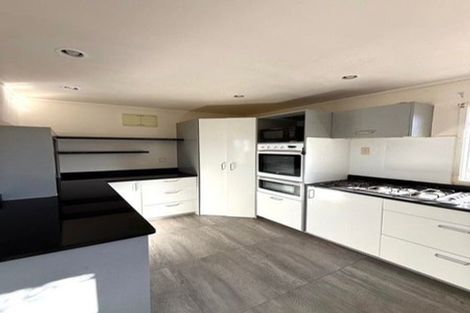 Photo of property in 261 Wairau Road, Totara Vale, Auckland, 0627