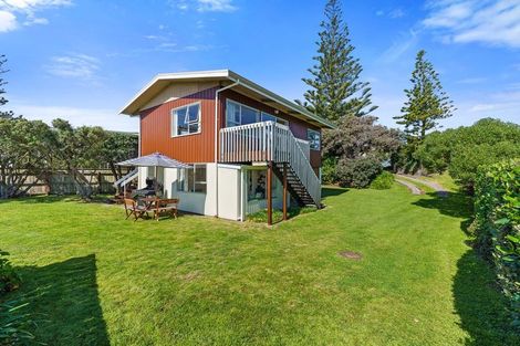 Photo of property in 70 William Street, Waikanae Beach, Waikanae, 5036
