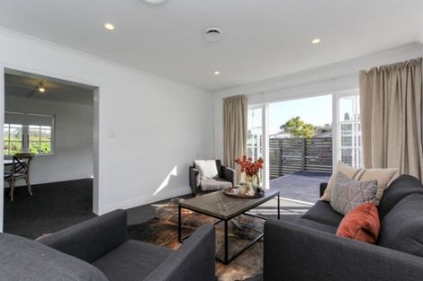 Photo of property in 43 Cumberland Street, Merrilands, New Plymouth, 4312