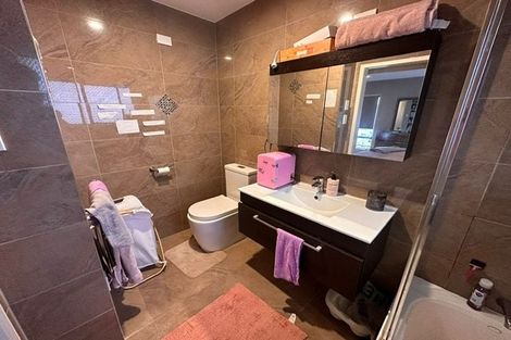 Photo of property in 9 Gwenand Place, Botany Downs, Auckland, 2010