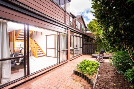 Photo of property in 2/136 Karori Road, Karori, Wellington, 6012