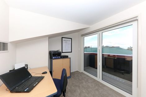 Photo of property in 2/19 Seaview Avenue, Northcote, Auckland, 0627