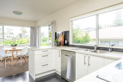 Photo of property in 2/218 East Coast Road, Forrest Hill, Auckland, 0620
