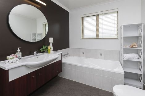 Photo of property in 135a Avonhead Road, Avonhead, Christchurch, 8042