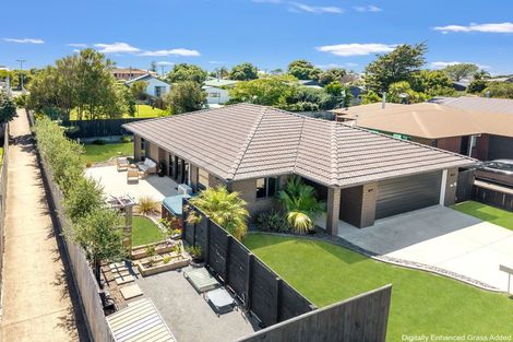 Photo of property in 10 Butterworth Crescent, Papamoa Beach, Papamoa, 3118