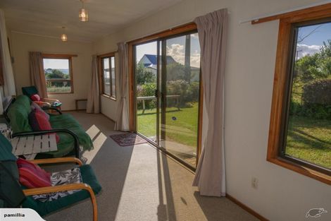 Photo of property in 21 Seaview Road, Cable Bay, 0420
