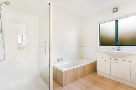 Photo of property in 1a Lobelia Rise, Goodwood Heights, Auckland, 2105