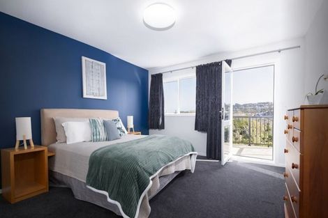 Photo of property in 2/25 Kingsbridge Place, Newlands, Wellington, 6037