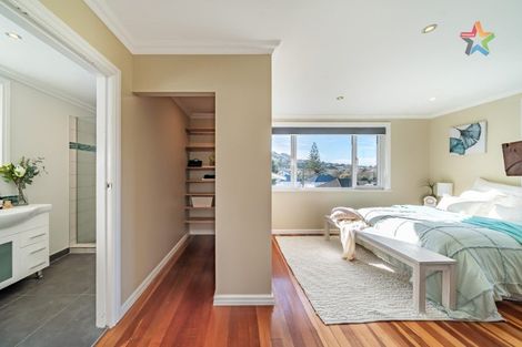 Photo of property in 21 Franklyn Road, Tawa, Wellington, 5028