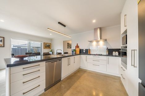 Photo of property in 14 Passchendaele Grove, Trentham, Upper Hutt, 5018