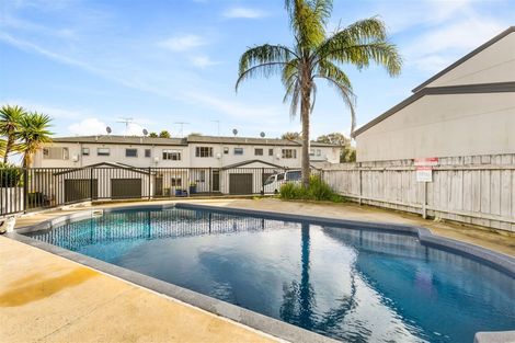 Photo of property in 3/6 Nimstedt Avenue, Oteha, Auckland, 0632