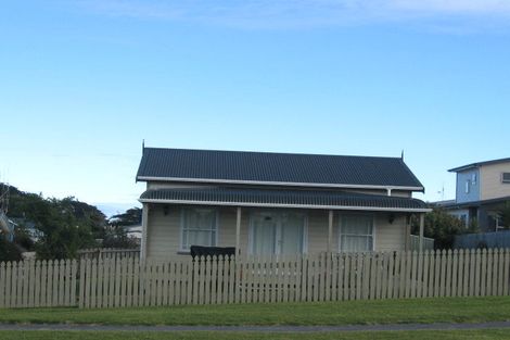 Photo of property in 11 Karaka Street, Otaki Beach, Otaki, 5512