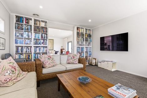 Photo of property in 6 Tuhua Close, Wharewaka, Taupo, 3330