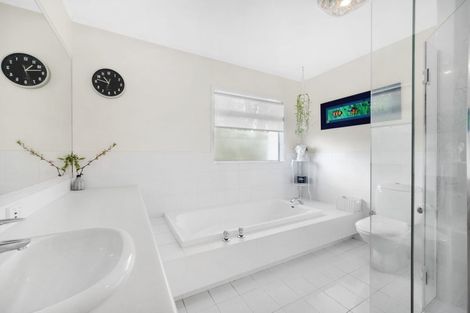 Photo of property in 33 Bleakhouse Road, Howick, Auckland, 2014