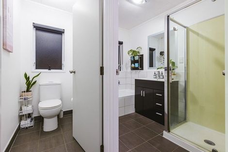 Photo of property in 21 Randwick Place, Randwick Park, Auckland, 2105