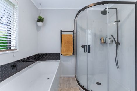 Photo of property in 1 Mohua Street, Waikanae, 5036