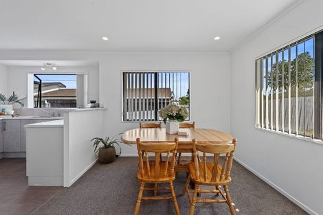 Photo of property in 37 Gosford Drive, Botany Downs, Auckland, 2010