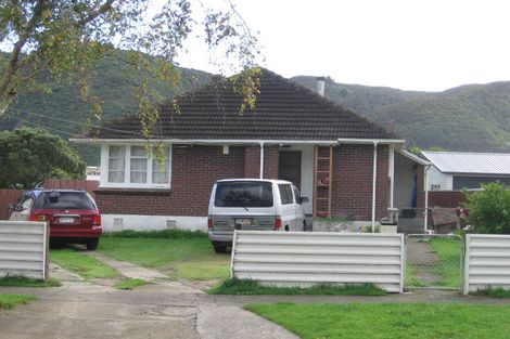 Photo of property in 15 Farmer Crescent, Taita, Lower Hutt, 5011