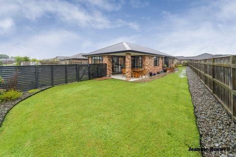 Photo of property in 35 Chestnut Close, Kelvin Grove, Palmerston North, 4414