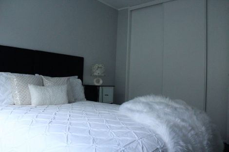 Photo of property in 1/17 Kupari Place, Totara Vale, Auckland, 0629