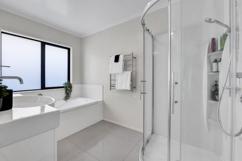 Photo of property in 28 Paynters Avenue, Strandon, New Plymouth, 4312