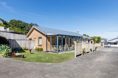 Photo of property in 9a Simons Street, Moturoa, New Plymouth, 4310