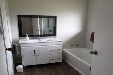 Photo of property in 32b Edgewater Parade, Waiuku, 2123