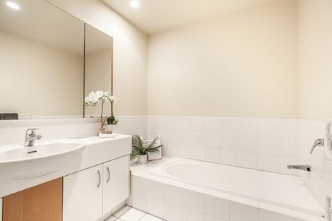 Photo of property in 9/8 Tobago Place, Sunnynook, Auckland, 0620