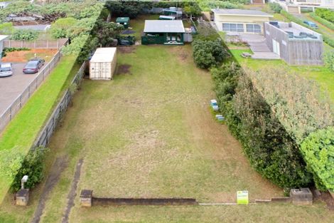 Photo of property in 105 Marine Parade North, Piha, 0772