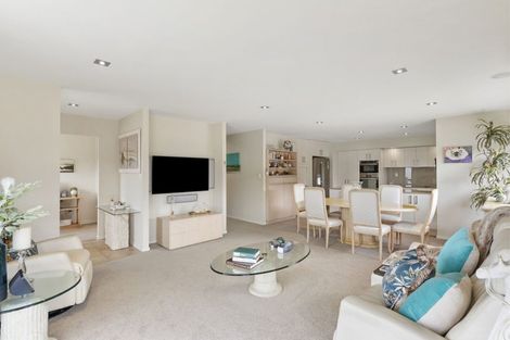 Photo of property in 58 Royalle Mews, Botany Downs, Auckland, 2010