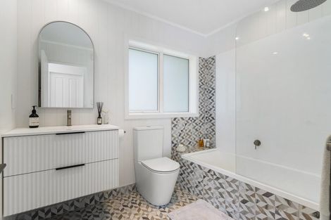 Photo of property in 2/37 Woodlands Crescent, Browns Bay, Auckland, 0630