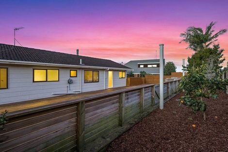 Photo of property in 27 Marina View Drive, West Harbour, Auckland, 0618