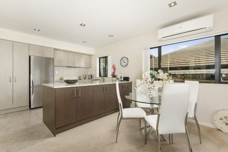 Photo of property in 46 Royalle Mews, Botany Downs, Auckland, 2010