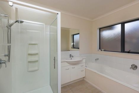 Photo of property in 14 Percy Kinsman Crescent, Riverstone Terraces, Upper Hutt, 5018