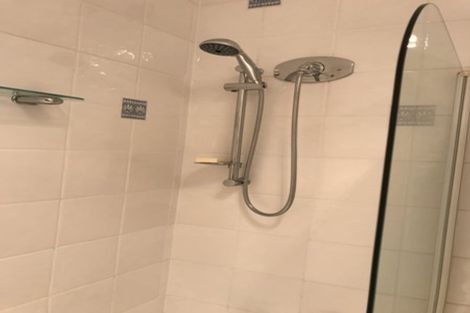 Photo of property in 2/24 Garadice Road, Rothesay Bay, Auckland, 0630