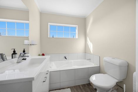 Photo of property in 46 Whiting Grove, West Harbour, Auckland, 0618