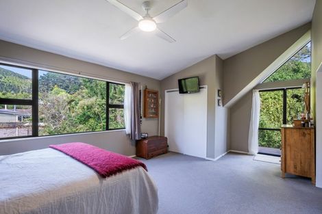 Photo of property in 70 Pinehaven Road, Pinehaven, Upper Hutt, 5019
