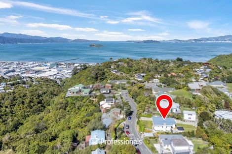Photo of property in 17 Maungaraki Road, Korokoro, Lower Hutt, 5012
