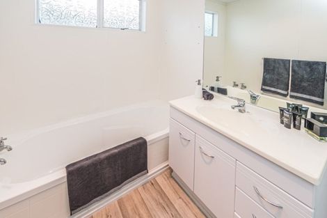 Photo of property in 2 Photinia Place, Aramoho, Whanganui, 4500