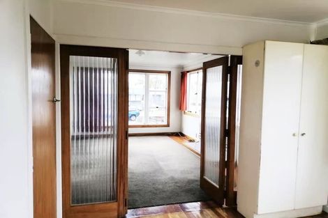 Photo of property in 2 Binsted Road, New Lynn, Auckland, 0600