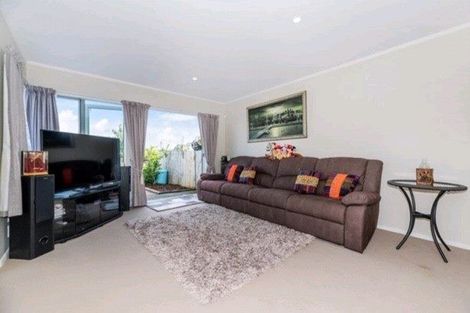 Photo of property in 25 Stephen Avenue, Henderson, Auckland, 0610