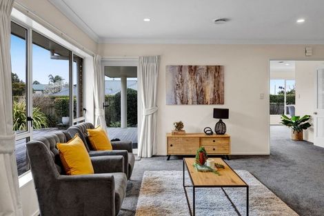 Photo of property in 18 Kinross Drive, Merrilands, New Plymouth, 4312